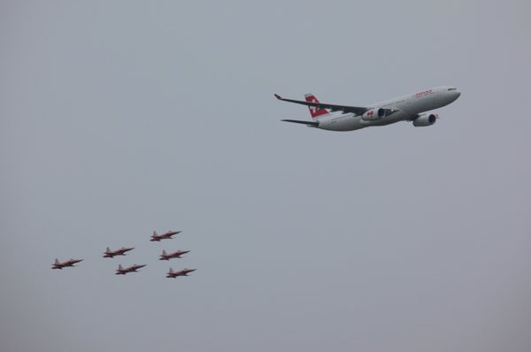 Patrouille Suisse in Begleitung des neuen A330 der Swiss