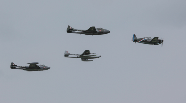 Alte Kampfflugzeuge in Formation