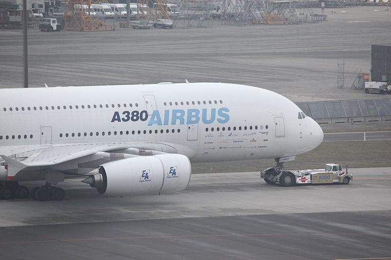 A380 wird gezogen A380 wird gezogen